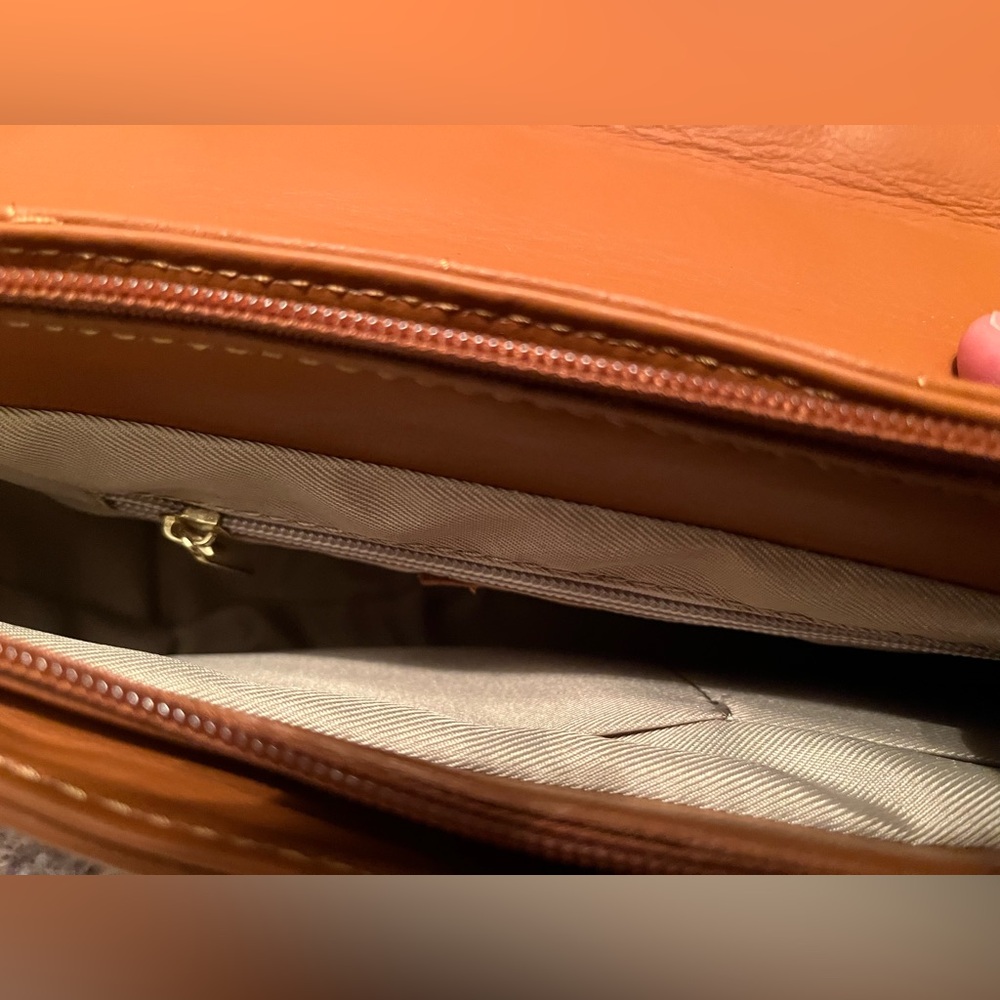 Unica purse made in Italy. NWT. Perfect condition. Genuine leather. Gorgeous. - Picture 6 of 10